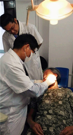 3-马绪臣教授在当地指导青年医师.png 3-马绪臣教授在当地指导青年医师.png