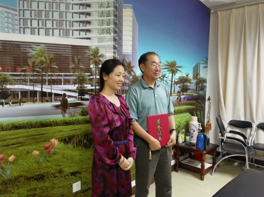 5-高学军教授接受农垦医院颁发的荣誉证书_副本.jpg 5-高学军教授接受农垦医院颁发的荣誉证书_副本.jpg