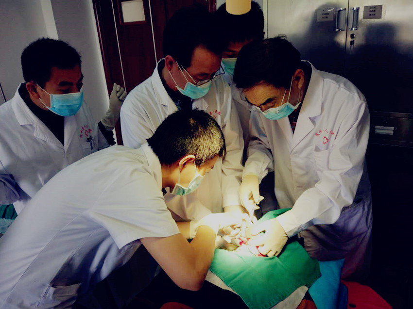 8-赵士杰老师与陵水县人民医院医生一同为患者手术.jpg 8-赵士杰老师与陵水县人民医院医生一同为患者手术.jpg