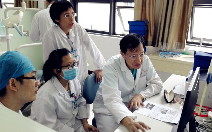 10-洪伟老师指导琼海市人民医院青年医生.jpg 10-洪伟老师指导琼海市人民医院青年医生.jpg