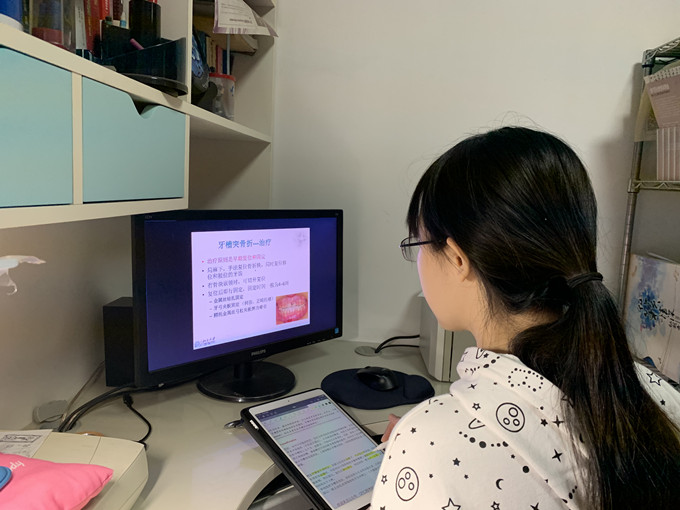 学生在家学习-1_副本.jpg 学生在家学习-1_副本.jpg