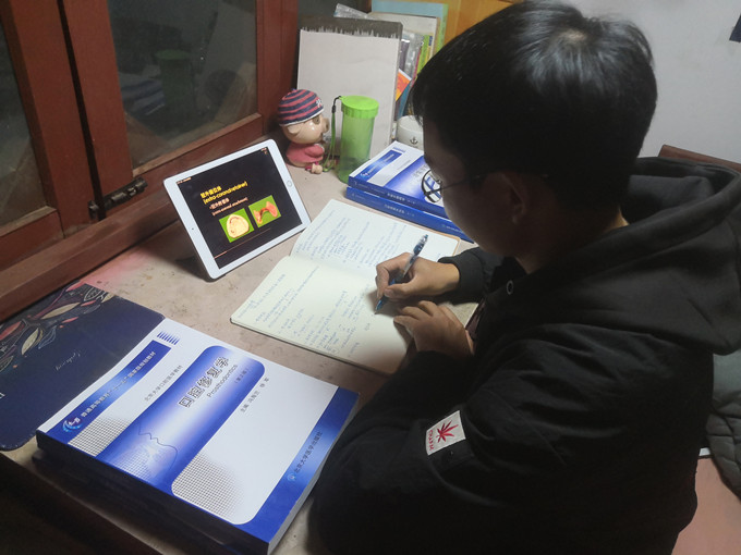 学生在家学习-2_副本.jpg 学生在家学习-2_副本.jpg