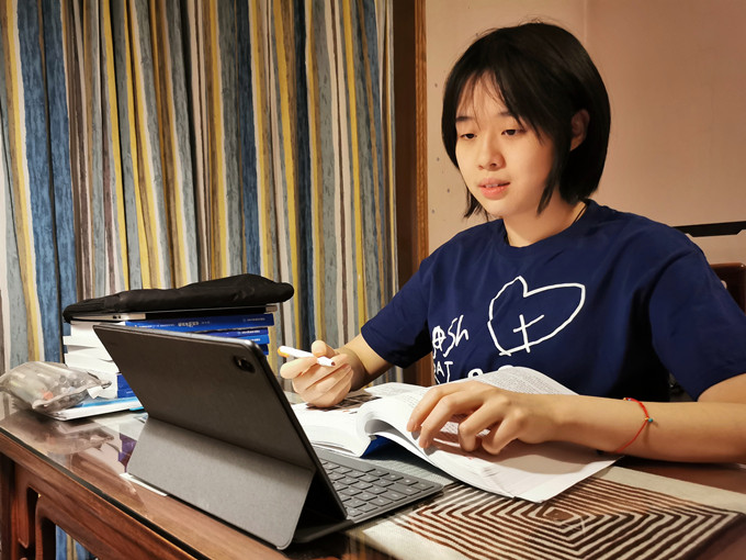 学生在家学习-4_副本.jpg 学生在家学习-4_副本.jpg