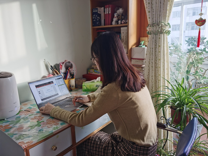 学生在家学习-5_副本.jpg 学生在家学习-5_副本.jpg