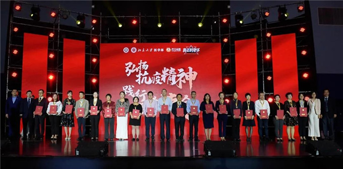 4抗疫总体战奉献奖代表.jpg 4抗疫总体战奉献奖代表.jpg